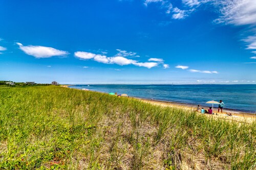 Classic Cape home with full kitchen, W/D, firepit & gas grill - walk to beach