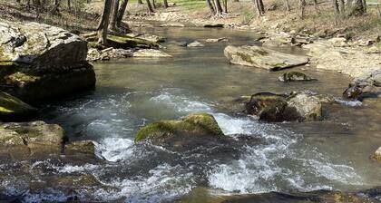 New 2/2 log cabin, rushing trout stream, hot tub, fireplace, 4 acres