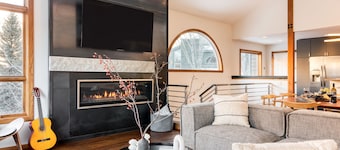Pandora by AvantStay | Modern Mountain Escape in Entrance of Bear Creek Trail