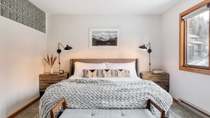A bedroom with a bed, bedside tables, a lamp, a framed picture, and a window. - Pandora by AvantStay | Modern Mountain Escape in Entrance of Bear Creek Trail (Telluride)