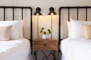 3 habitaciones, escritorio, tabla de planchar con plancha y wifi gratis