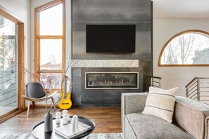 Smart TV, chimenea y oficina
