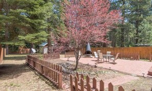 Outdoor dining - South Lake Tahoe Adventure Homebase with attached garage (South Lake Tahoe)