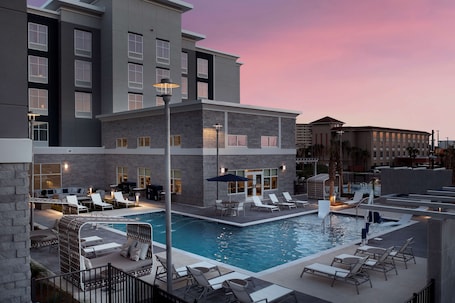 Una piscina al aire libre