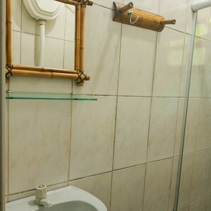 Ensemble douche/baignoire, sĂšche-cheveux, serviettes fournies, savon