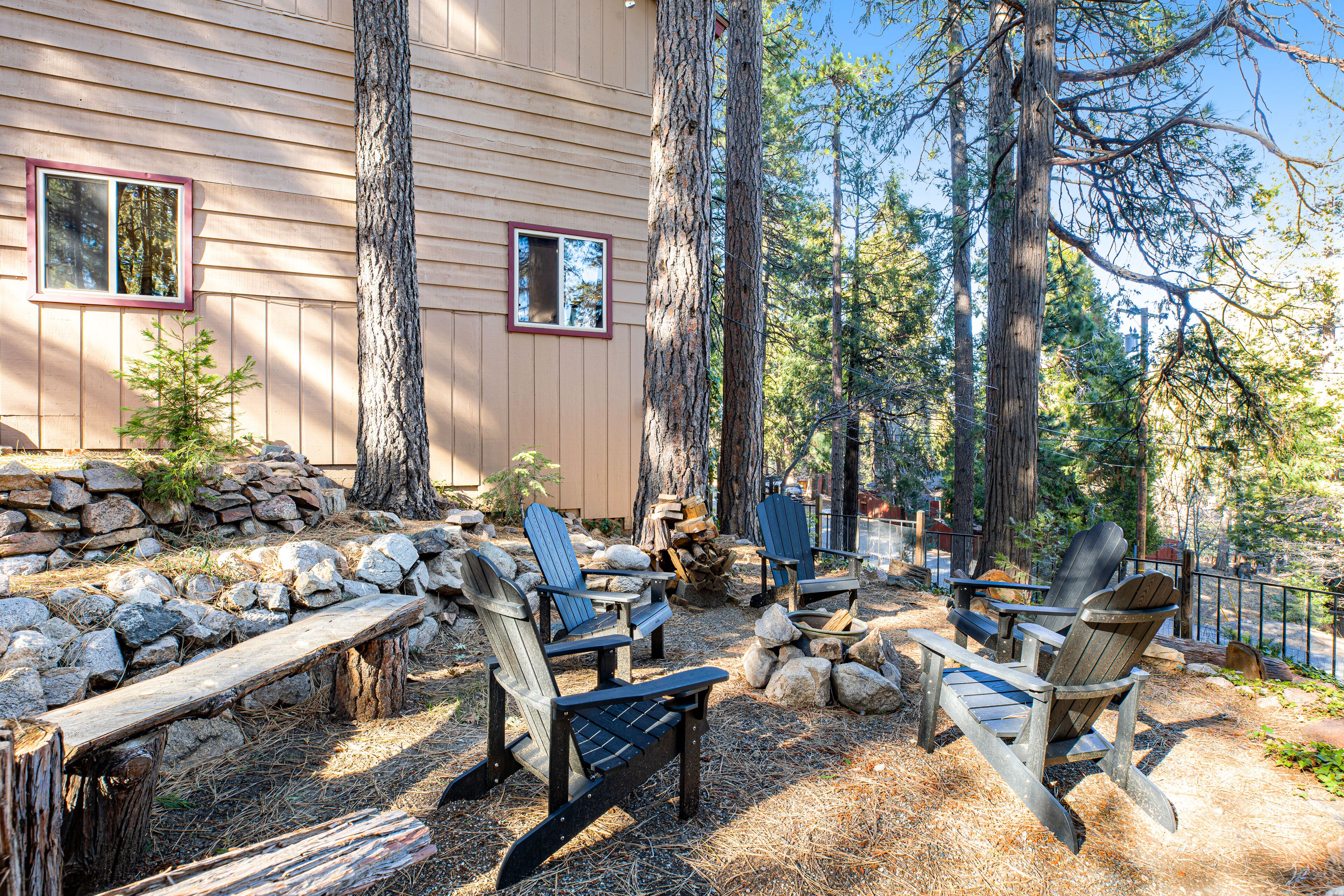 Wooded cabin near skiing with game room, WiFi, washer/dryer & deck