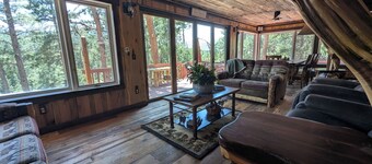 Private Mountain Tranquility for large families near Rocky Mountain National Pk!