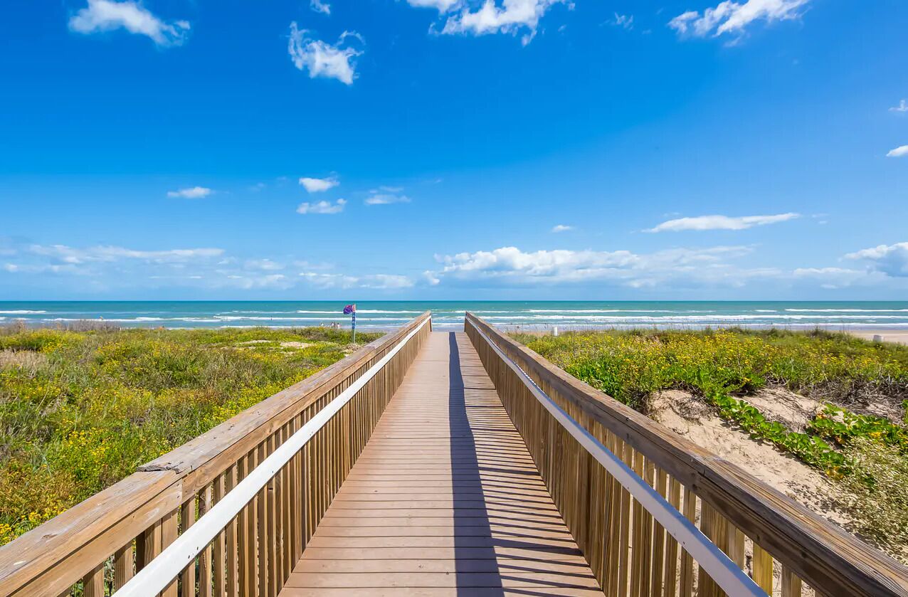Luxury 2Bd/2Ba Condo - 1/2 blk to the beach + pool!!