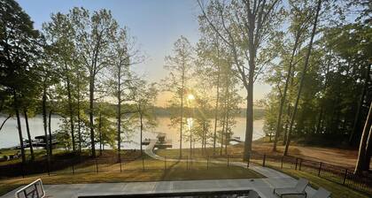 New Lakefront Oasis with Private Heated Pool