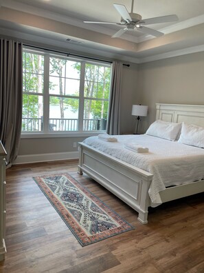 4 bedrooms, desk, travel cot, WiFi