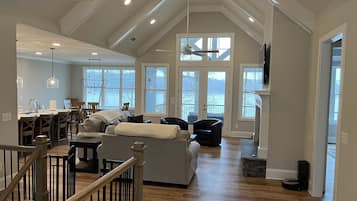 TV connectée, cheminée, table de tennis de table, chaßne hi-fi