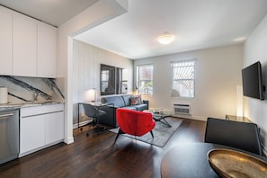 Un apartamento moderno con cocina, comedor y sala de estar.