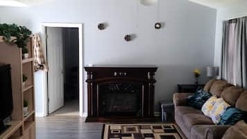 Una Smart TV, una chimenea, libros