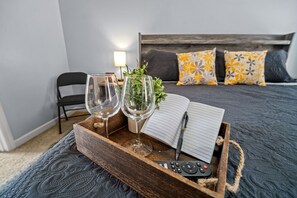 3 bedrooms, desk, iron/ironing board, free WiFi