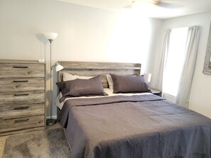 3 quartos, escrivaninha, ferros/tábuas de passar roupa