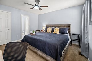 3 bedrooms, desk, iron/ironing board, free WiFi - The Cambridge of Carolina (Clayton)
