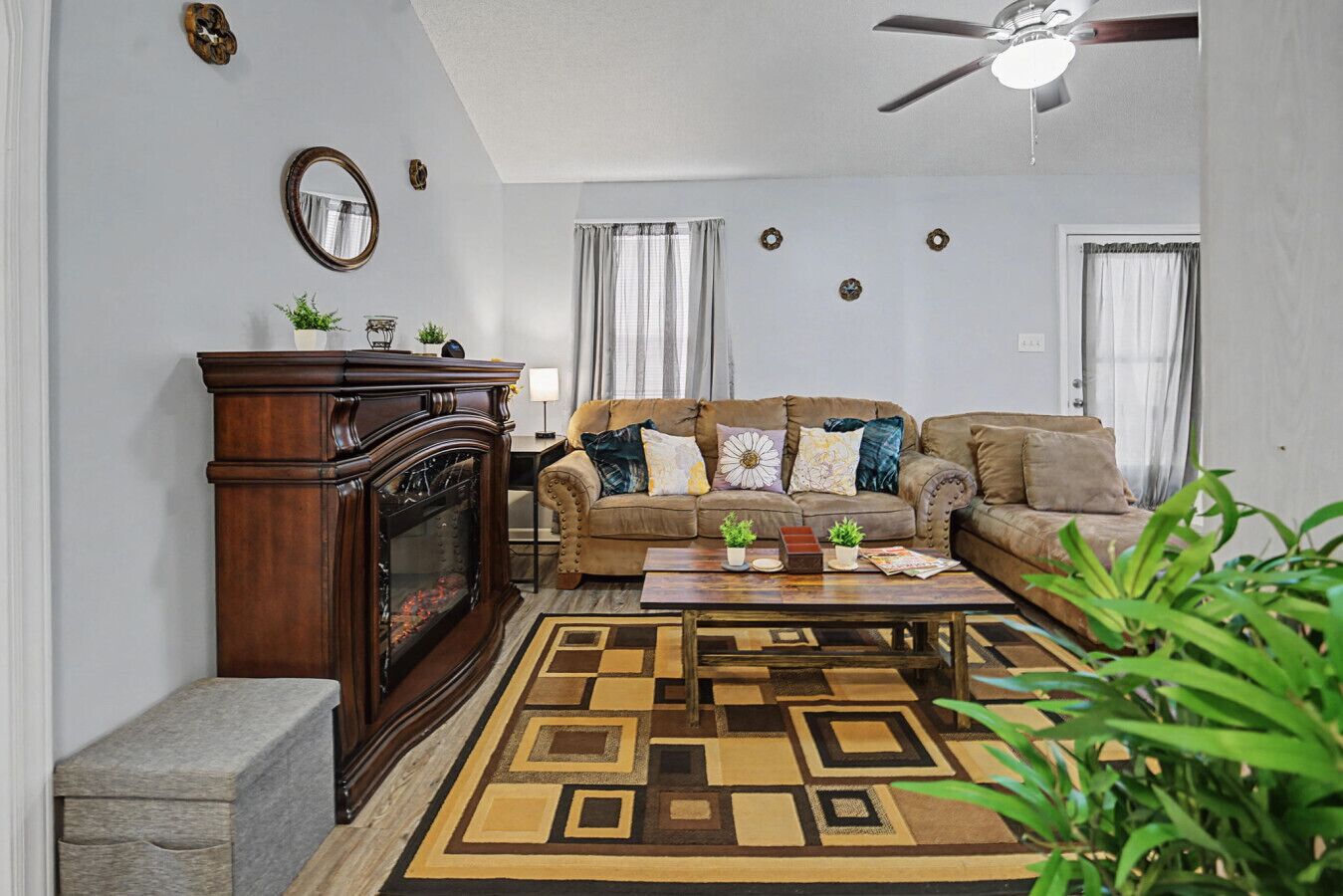 Smart TV, fireplace, music library, stereo