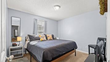 Escritorio, tabla de planchar con plancha, wifi gratis y ropa de cama