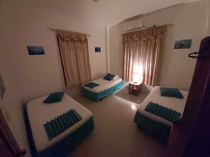 Cubrecamas, escritorio, wifi gratis y ropa de cama 