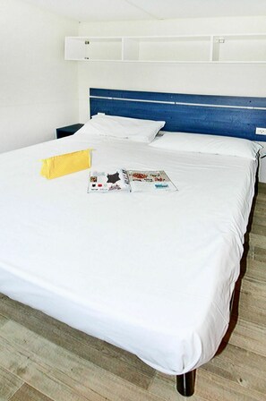 2 bedrooms, travel cot, free WiFi, bed sheets