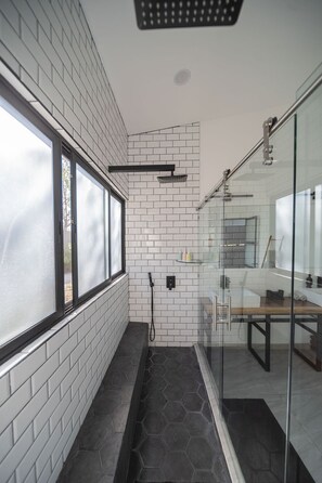 Shower, hair dryer, towels, soap - Vista Loma 6 Bedroom private estate - 30' Infinity Pool (Provincia de Puntarenas)