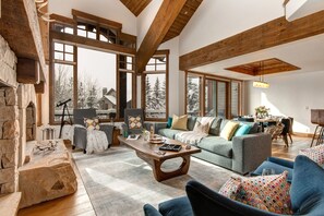 Televisión y chimenea 