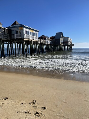 Walk to the Beach - 3 bedroom house with outdoor fire pit