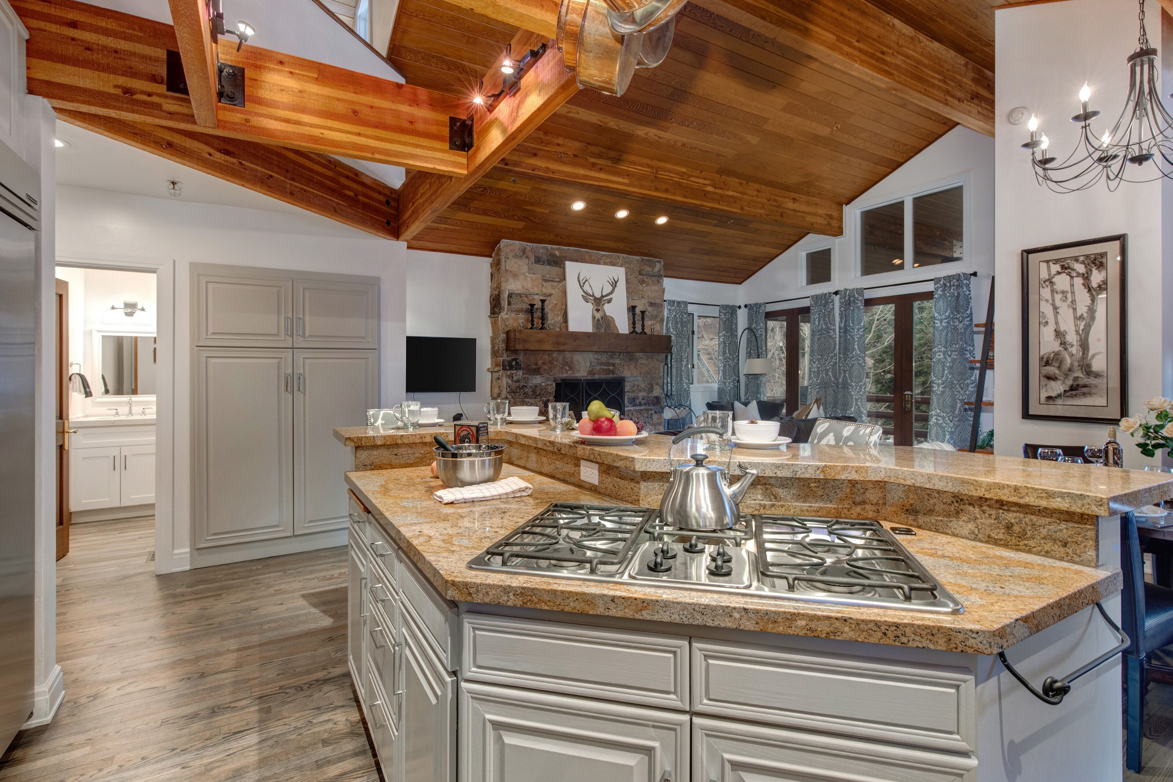 Jääkaappi, mikroaaltouuni, uuni, liesi