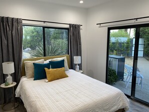 4 bedrooms, desk, iron/ironing board, free WiFi - The Jewel * Gorgeous Mid-Century * Walk to Downtown * Private Pool (Palm Springs)