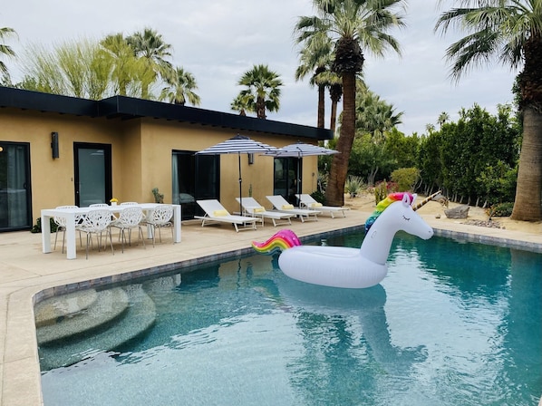 室外游泳池，恒温泳池