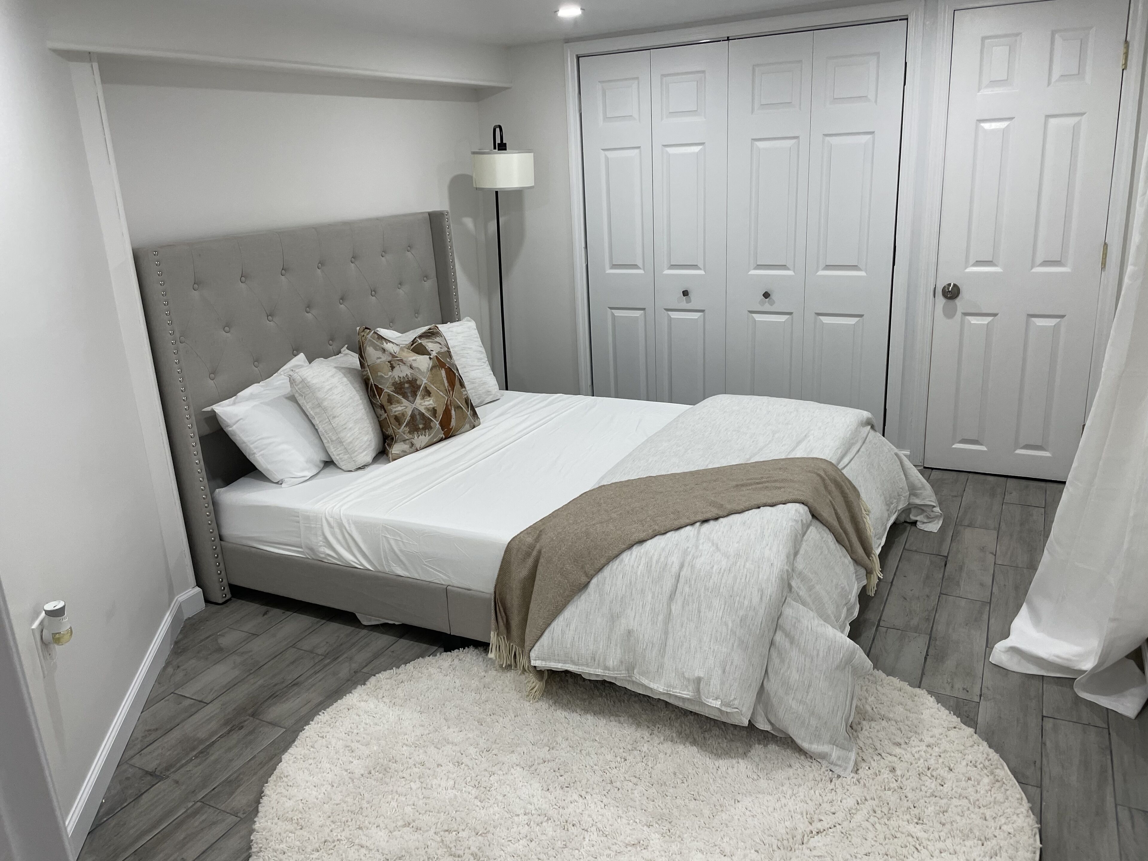 2 عدّة غرف نوم وخدمة الإنترنت