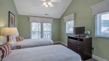 2 kamar tidur, ruang kerja ramah laptop, setrika/meja setrika, dan Wi-Fi