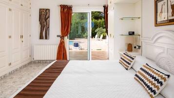 3 slaapkamers, een bureau, een strijkplank/strijkijzer, wifi