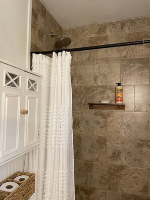 Chuveiro, secador de cabelo, toalhas de banho, sabonete