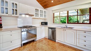 Fridge, microwave, oven, coffee/tea maker - Alpine Sadler Retreat (Merrijig)