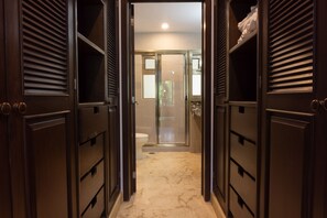 Shower, hair dryer, towels - Renovated 3 bed 2 bath at Paseo del Sol (Solidaridad)