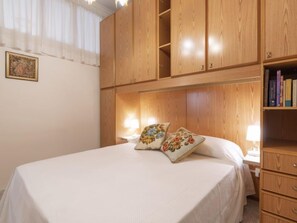 2 bedrooms, desk, Internet