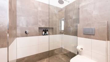 Combined shower/bathtub