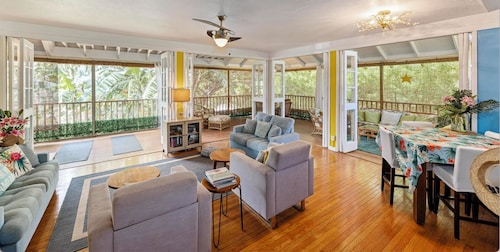 Aloha Luxe Molokai Beachhouse. Perfect for single, couples, or groups 3bdrm/2bth