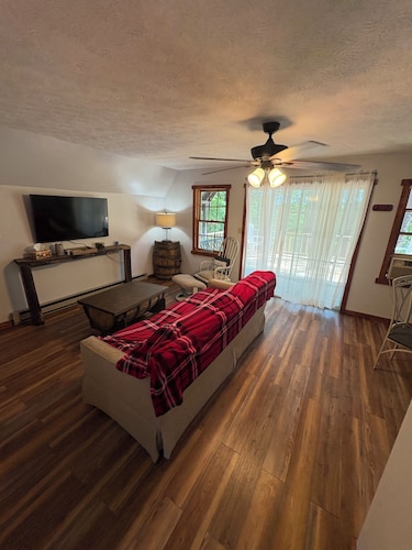 The Getaway - Wi-Fi - Pet friendly  - New Deck