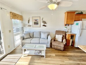 TV - Oceanfront 1st Floor Condo!! Community Pool & Fishing Pier! In the Heart of IOP! (Isle Of Palms)