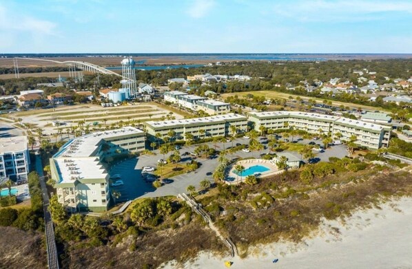 Un complejo turístico con varias edificaciones, piscina y torre de agua.