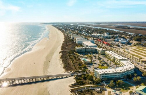 Oceanfront 1st Floor Condo!! Community Pool & Fishing Pier! In the Heart of IOP!