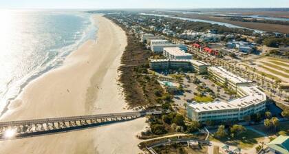 Oceanfront 1st Floor Condo!! Community Pool & Fishing Pier! In the Heart of IOP!