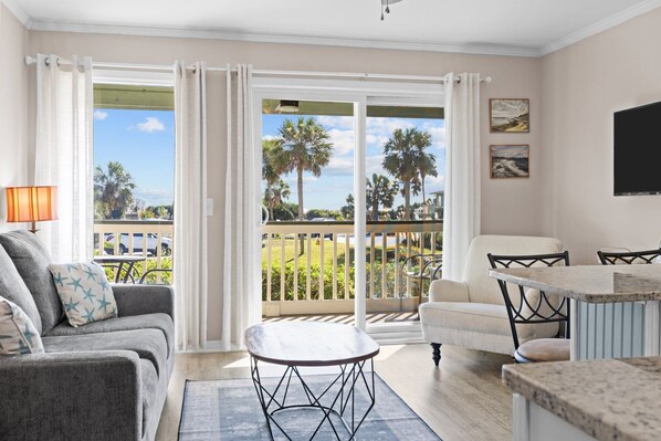 TV - Oceanfront 1st Floor Condo!! Community Pool & Fishing Pier! In the Heart of IOP! (Isle Of Palms)