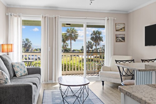 Oceanfront 1st Floor Condo!! Community Pool & Fishing Pier! In the Heart of IOP!