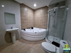 华丽四人房, 热水浴缸 | 浴室 | 淋浴设施、毛巾、肥皂、洗发水