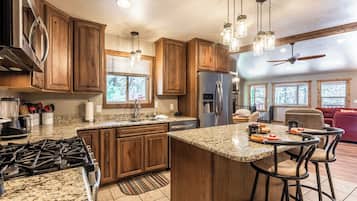 Studio (3 Bedrooms) | Property amenity