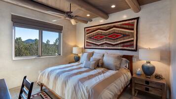 Casa, varias camas, hidromasaje, vista al jardín | 2 habitaciones, decoración personalizada y muebles diferentes