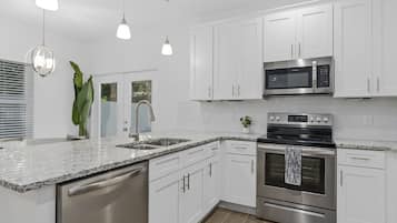 House, Multiple Beds, Patio, Garden View | Private kitchen | Fridge, microwave, oven, stovetop